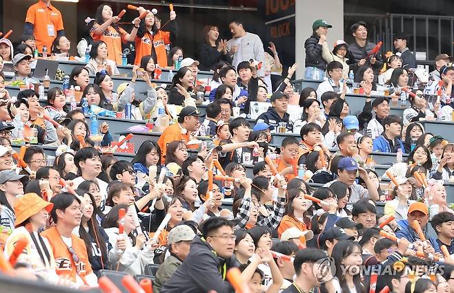 기뻐하는 한화 팬들 (대전=연합뉴스) 강수환 기자 = 6일 대전 한화생명볼파크에서 열린 프로야구 2025 신한 SOL 뱅크 KBO리그 삼성 라이온즈와 한화 이글스의 경기. 한화가 삼성을 상대로 3:1로 8연승을 확정 지은 뒤 한화 팬들이 기뻐하고 있다. 2025.5.6 swan@yna.co.kr