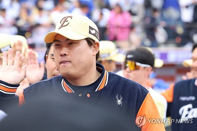 승리투수, 류현진 (대전=연합뉴스) 강수환 기자 = 6일 대전 한화생명볼파크에서 열린 프로야구 2025 신한 SOL 뱅크 KBO리그 삼성 라이온즈와 한화 이글스의 경기. 한화가 삼성을 상대로 3:1로 8연승을 확정 지은 뒤 승리투수인 류현진이 기뻐하고 있다. 2025.5.6 swan@yna.co.kr