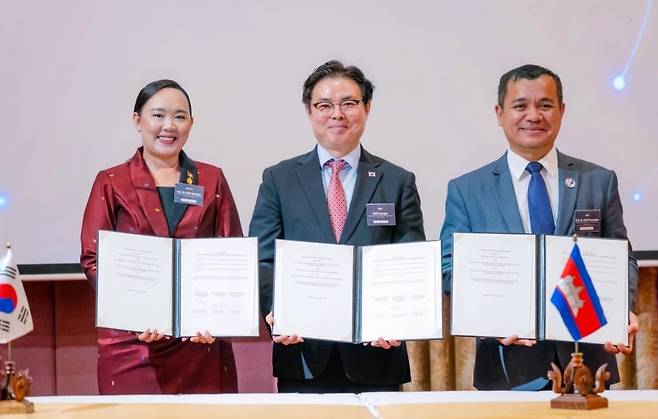한국형 발명교육 ODA 사업 양해각서 체결식    (대전=연합뉴스) 목성호 특허청 차장(가운데)과 캄보디아 교육청소년체육부 킴 세타니 차관(왼쪽 첫 번째), 상무부 옥 쁘러찌어 차관이 지난 5일 오후 2시(현지 시각) 캄보디아 시엠립 소재 소카 씨엠립 리조트&컨벤션센터에서 한국형 발명교육 ODA 사업 성공 수행을 위한 양해각서를 체결하고 기념 촬영을 하고 있다. 2025.5.7 [특허청 제공. 재판매 및 DB 금지]