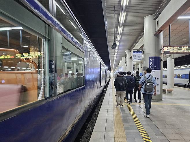 서울역에서 출발을 대기하는 관광열차 [촬영 임성호]