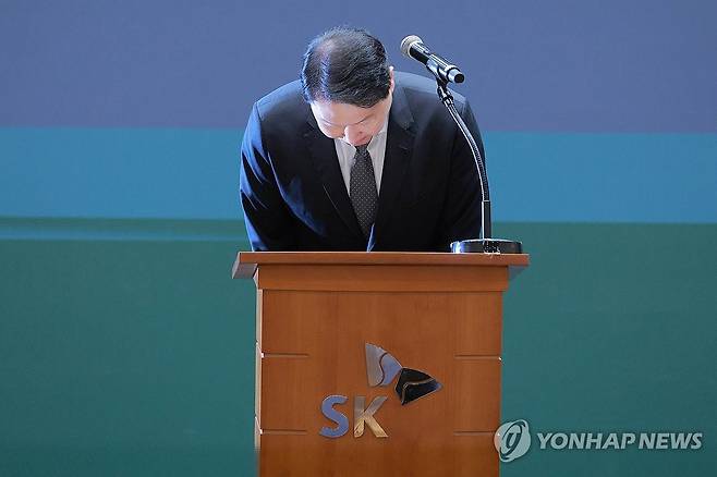고개숙인 최태원 회장 (서울=연합뉴스) 서명곤 기자 = 최태원 SK그룹 회장이 7일 서울 중구 SKT타워에서 열린 유심 정보 유출 관련 일일 브리핑에 참석, SK텔레콤에서 일어난 해킹 피해에 대해 고개 숙여 사과하고 있다. 2025.5.7 [공동취재] seephoto@yna.co.kr