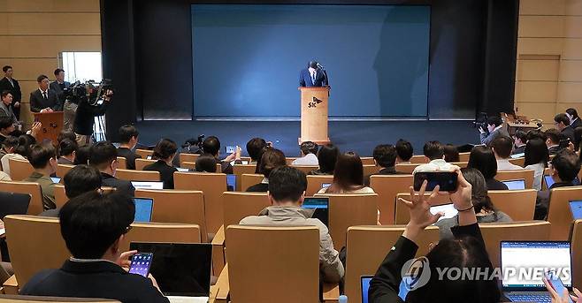 고개숙인 최태원 회장 (서울=연합뉴스) 서명곤 기자 = 최태원 SK그룹 회장이 7일 서울 중구 SKT타워에서 열린 유심 정보 유출 관련 일일 브리핑에 참석, SK텔레콤에서 일어난 해킹 피해에 대해 고개 숙여 사과하고 있다. 2025.5.7 [공동취재] seephoto@yna.co.kr