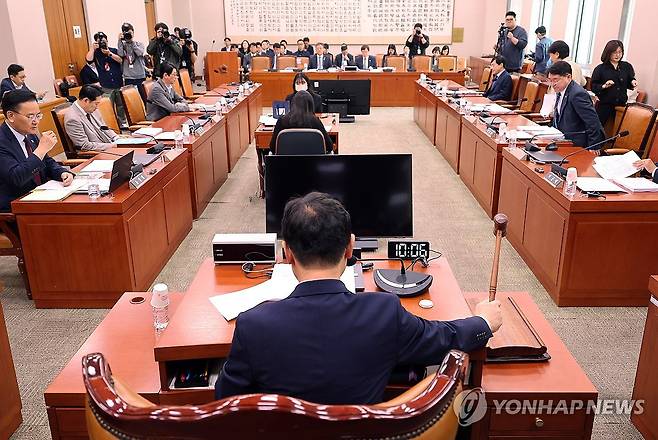 법제사법위원회 법안심사제1소위원회 (서울=연합뉴스) 박동주 기자 = 7일 서울 여의도 국회에서 열린 법제사법위원회 법안심사제1소위원회에서 더불어민주당 소속 박범계 소위원장이 의사봉을 두드리고 있다. 2025.5.7 pdj6635@yna.co.kr