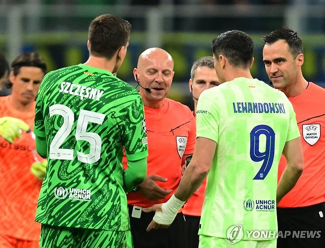 시몬 마르치니아크 심판에게 항의하는 바르셀로나 선수들 [로이터=연합뉴스. 재판매 및 DB금지]