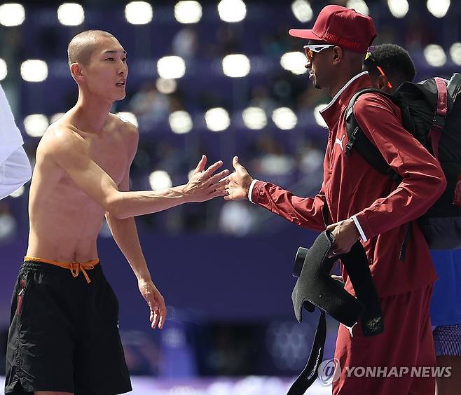 서로를 응원하는 라이벌 (파리=연합뉴스) 김도훈 기자 = 7일(현지시간) 프랑스 파리 스타드 드 프랑스에서 열린 2024 파리올림픽 높이뛰기 예선에 출전한 우상혁이 경기가 끝난 뒤 카타르 무타즈 에사 바르심과 인사하고 있다. 2024.8.7 superdoo82@yna.co.kr