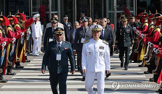 동명부대 현지인 방한연수 의장행사 (서울=연합뉴스) 이진욱 기자 = 7일 서울 용산구 국방부 연병장에서 열린 '25년 동명부대 현지인 방한연수 의장행사'에서 강동길 합참 군사지원본부장과 레바논 민관군 주요인사들이단상으로 이동하고 있다. 2025.5.7 cityboy@yna.co.kr