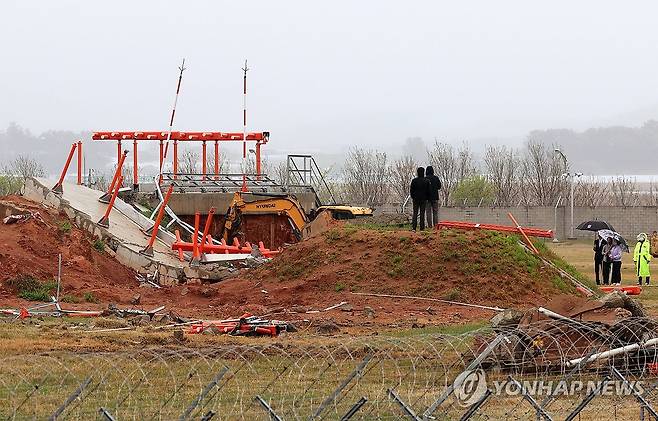 무안공항 로컬라이저 현장 조사 (무안=연합뉴스) 조남수 기자 = 22일 전남 무안국제공항에서 제주항공 여객기 사고 원인을 조사 중인 항공철도사고조사위원회 관계자들이 방위각 시설(로컬라이저) 현장 조사하고 있다. 2025.4.22 iso64@yna.co.kr