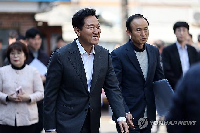 오세훈 서울시장, 소규모 재건축 현장점검 (서울=연합뉴스) 윤동진 기자 = 오세훈 서울시장이 17일 '규제철폐 33호 수혜지’ 서울 오류동 화랑주택 소규모 재건축 추진단지 현장점검을 하고 있다. 2025.3.17 mon@yna.co.kr