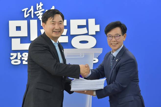 김한근 전 강릉시장 민주당 입당 [더불어민주당 강원특별자치도당 제공. 재판매 및 DB 금지]