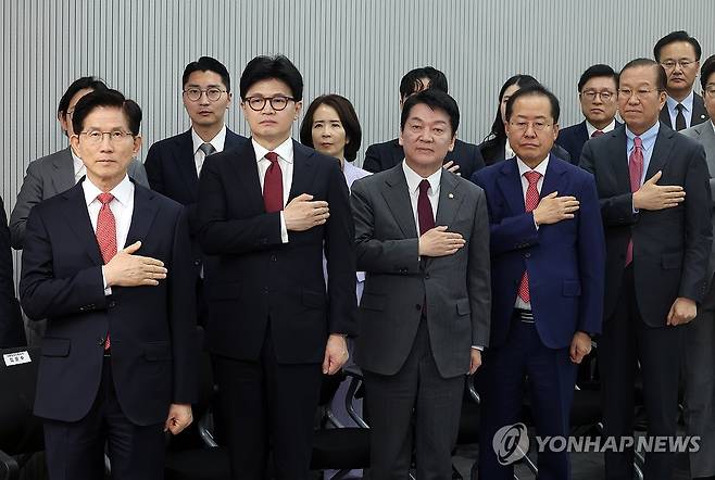 국기에 경례하는 경선 후보들 (서울=연합뉴스) 29일 서울 여의도 국민의힘 당사에서 열린 제21대 대통령 후보자 국민의힘 3차 경선 진출자 발표 행사에서 김문수(왼쪽부터), 한동훈, 안철수, 홍준표 후보와 권영세 비상대책위원장이 국기에 경례하고 있다. 2025.4.29 [국회사진기자단] utzza@yna.co.kr