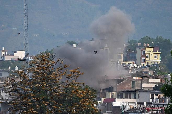 카슈미르에 떨어진 포탄 카슈미르 지역에 7일 포탄이 떨어진 후 연기가 피어오르고 있다. [AFP=연합뉴스 자료사진. 재판매 및 DB 금지]