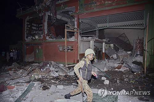 인도·파키스탄 충돌 7일 파키스탄령 카슈미르 무자파라바드 인근에서 파키스탄군이 인도 미사일 공격으로 파손된 것으로 보이는 건물을 갈펴보고 있다.
[AP 연합뉴스. 재판매 및 DB 금지]