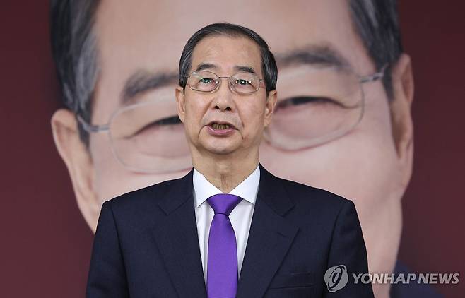 대선 단일화 관련 발언하는 한덕수 후보 (서울=연합뉴스) 김성민 기자 = 무소속 한덕수 대통령선거 예비후보가 7일 서울 영등포구 선거캠프 사무실에서 열린 기자회견에서 대선 단일화와 관련해 발언하고 있다. 2025.5.7 ksm7976@yna.co.kr