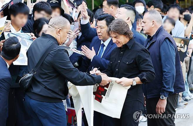 톰 크루즈 보기 위해 몰린 팬들 (서울=연합뉴스) 진연수 기자 = 할리우드 배우 톰 크루즈가 영화 '미션 임파서블: 파이널 레코닝' 홍보차 7일 오후 서울 강서구 서울김포비즈니스항공센터(SGBAC)를 통해 입국해 팬들과 시간을 보내고 있다. 2025.5.7 jin90@yna.co.kr