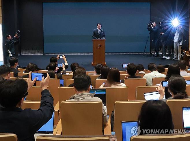 최태원 "SKT 해킹사태 뼈아프게 반성" (서울=연합뉴스) 서명곤 기자 = 최태원 SK그룹 회장이 7일 서울 중구 SKT타워에서 열린 유심 정보 유출 관련 일일 브리핑에 참석, SK텔레콤에서 일어난 해킹 피해에 대해 사과하고 있다. 2025.5.7 [공동취재] seephoto@yna.co.kr