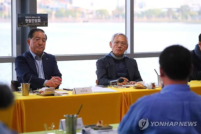 대한민국 문화도시 속초 간담회 (속초=연합뉴스) 류호준 기자 = 7일 오후 강원 속초시 교동 한 카페에서 열린 '대한민국 문화 도시 속초 간담회'에서 유인촌 문화체육관광부 장관(오른쪽)과 이병선 속초시장이 속초지역 문화예술인의 건의 사항을 듣고 있다. 2025.5.7 ryu@yna.co.kr