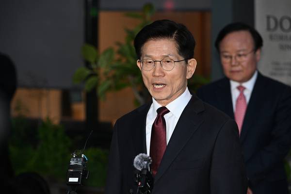 국민의힘 김문수 대선 후보가 7일 서울 종로구의 한 식당에서 무소속 한덕수 대선 예비후보와 후보 단일화 관련 회동을 마친 뒤 브리핑을 하고 있다. 2025.5.7 /연합뉴스