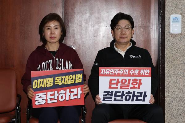 국민의힘 권성동 원내대표와 김미애 의원이 7일 서울 여의도 국회에서 김문수 당 대선 후보를 향해 무소속 한덕수 예비후보와의 조속한 단일화를 촉구하며 단식 농성을 하고 있다. 2025.5.8 /연합뉴스