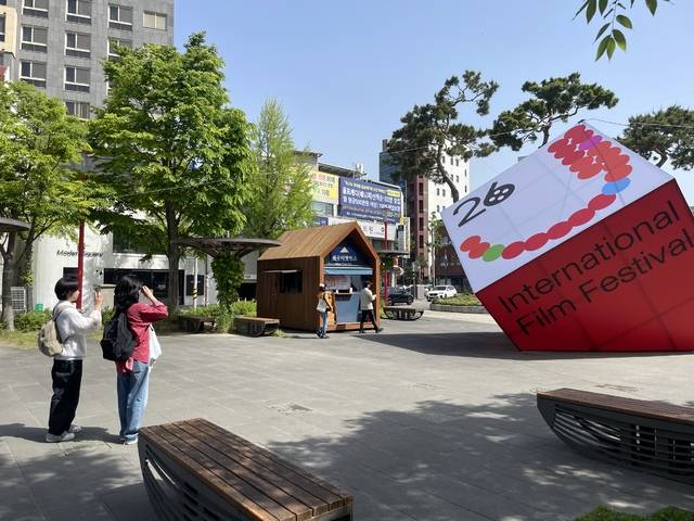 제26회 전주국제영화제의 폐막을 하루 앞둔 8일, 영화의 거리를 찾은 방문객들이 오거리광장에 설치된 전주국제영화제 조형의 사진을 찍고 있다. 전현아 기자