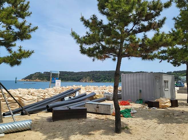 8일 일산해수욕장 일대를 따라 공사 자재물과 공사 작업을 위한 임시 컨테이너가 놓여 있다.