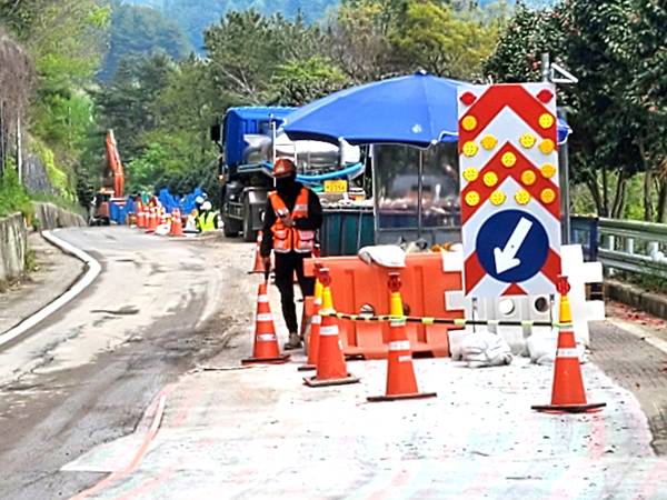 한국남동발전이 도로 굴착 매설 공사를 진행하고 있는 가운데 주민들이 통행 불편을 호소하고 있다. 사진은 하이면 월흥리 부근 가스관로 매설작업 현장. / 이대형 기자