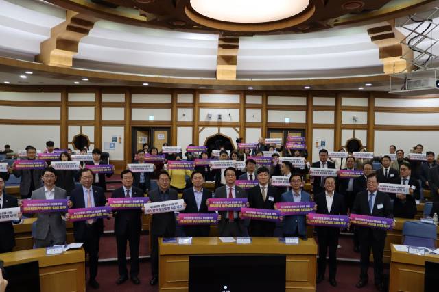 지난해 11월 국회에서 열린 ‘해사법원 설립 입법 촉구 정책토론회’에서 부산 국회의원들과 시민단체 관계자 등이 해사법원 부산 입법을 촉구하는 플래카드를 들고 있다. 부산변호사회 제공