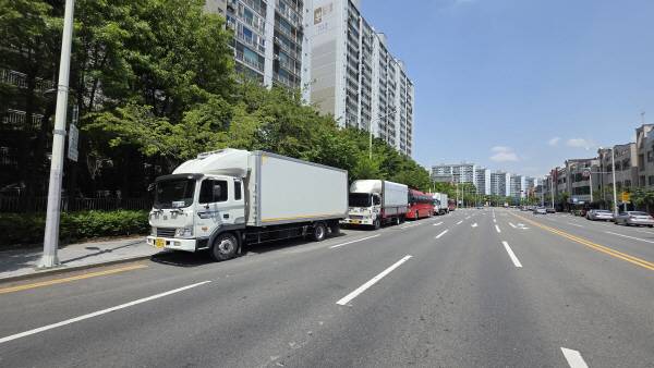 대구 북구 운암초 인근 도로에 오전 주차금지 시간 중 화물차들이 좌회전 차로를 막고 있다. 경북일보