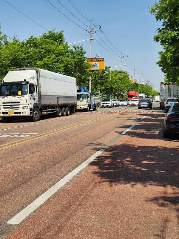 대구 달서구 호산고등학교 인근 차로를 점령한 화물차들. 대구 달서구청