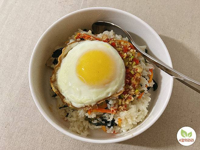 계란후라이를 올린 곤드레나물밥