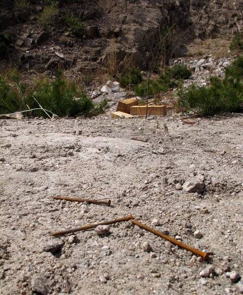 2011년 5월 4일 경북 문경시 농암면의 한 폐채석장에 십자가에 매달려 숨진 김모(58)씨가 사용한 것으로 추정되는 못과 나무토막이 남아 있다.(사진=연합뉴스)