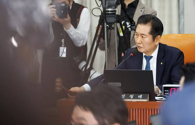 더불어민주당 소속 정청래 위원장이 지난달 16일 국회에서 열린 법제사법위원회 전체회의에서 의사봉을 두드리고 있다.(사진=연합뉴스)