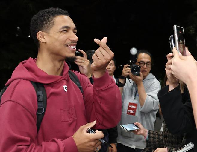 할리우드 배우 그렉 타잔 데이비스가 ‘미션 임파서블: 파이널 레코닝’ 홍보를 위해 7일 오후 서울김포비즈니스항공센터(SGBAC)를 통해 내한해 팬과 즐거운 시간을 보내고 있다.(사진=뉴스1)