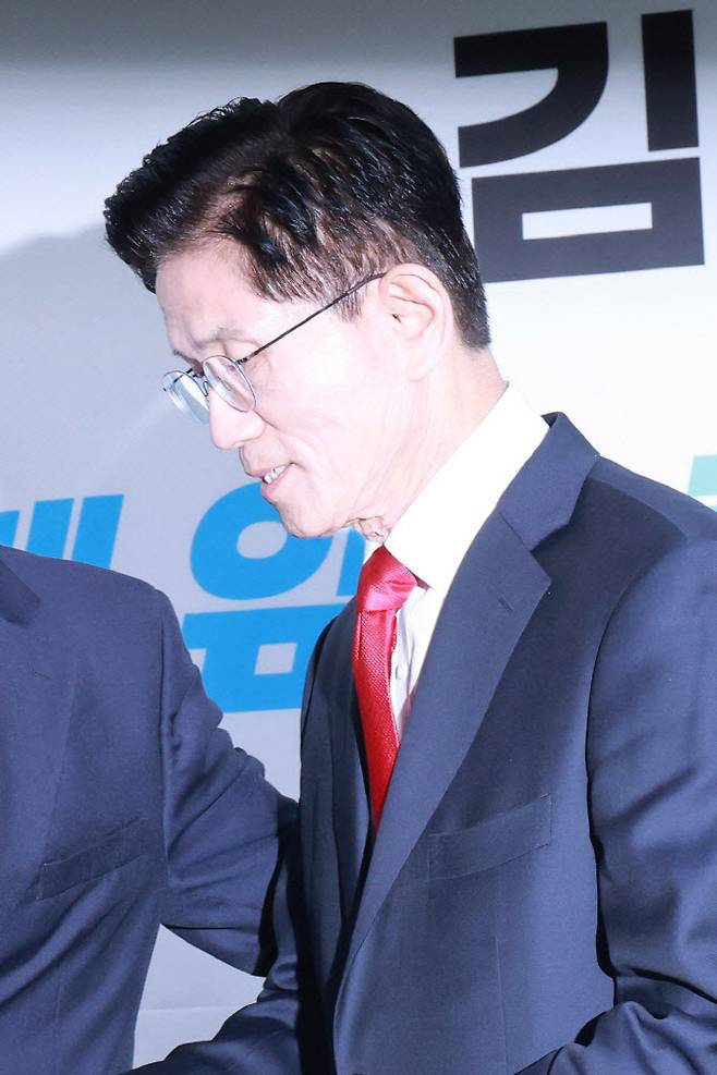 국민의힘 김문수 대선 후보가 8일 서울 여의도 대하빌딩에 마련한 선거 캠프 사무실에서 후보 단일화에 관한 입장을 밝힌 뒤 이동하고 있다. (사진=연합뉴스)