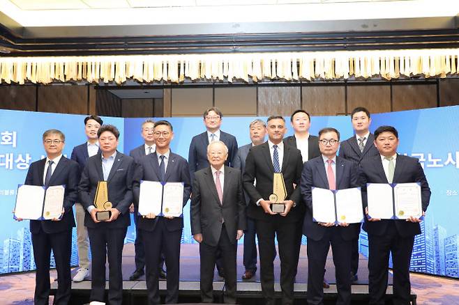 한국노사협력대상 시상식. (앞줄 왼쪽부터) 한채양 이마트 대표이사, 허남열 롯데월드 노조위원장, 권오상 롯데월드 대표이사, 손경식 경총 회장, 아밋버길 울산알루미늄 CEO, 조재천 현대엘레베이터 대표이사, 김민수 울산알루미늄 노조위원장. (사진=경총)