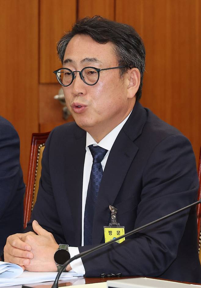 8일 국회 과학기술정보방송통신위원회 전체회의에서 열린 SK텔레콤 유심 해킹 사건 청문회에서 유영상 SK텔레콤 대표이사가 의원 질의에 답하고 있다.(사진=연합뉴스)