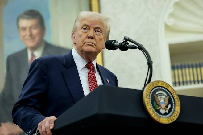 도널드 트럼프 미국 대통령이 7일(현지시간) 워싱턴DC 백악관 집무실에서 열린 데이비드 퍼듀 신임 주중 미국 대사 취임식에서 연설하고 있다. (사진=AFP)