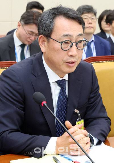 유영상 SK텔레콤 대표이사가 8일 오후 서울 여의도 국회 과학기술정보방송통신위원회에서 열린 SK텔레콤 해킹 관련 청문회에 출석해 질의에 답하고 있다.[이데일리 방인권 기자]