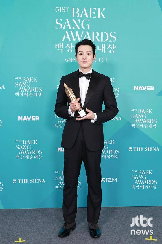 5일 오후 서울 강남구 코엑스 D홀에서 열린 '제61회 백상예술대상 with 구찌'의 부문별 수상자들이 백스테이지에서 트로피 세리머니를 하고 있다. 박세완 엔터뉴스팀 기자 park.sewan@jtbc.co.kr