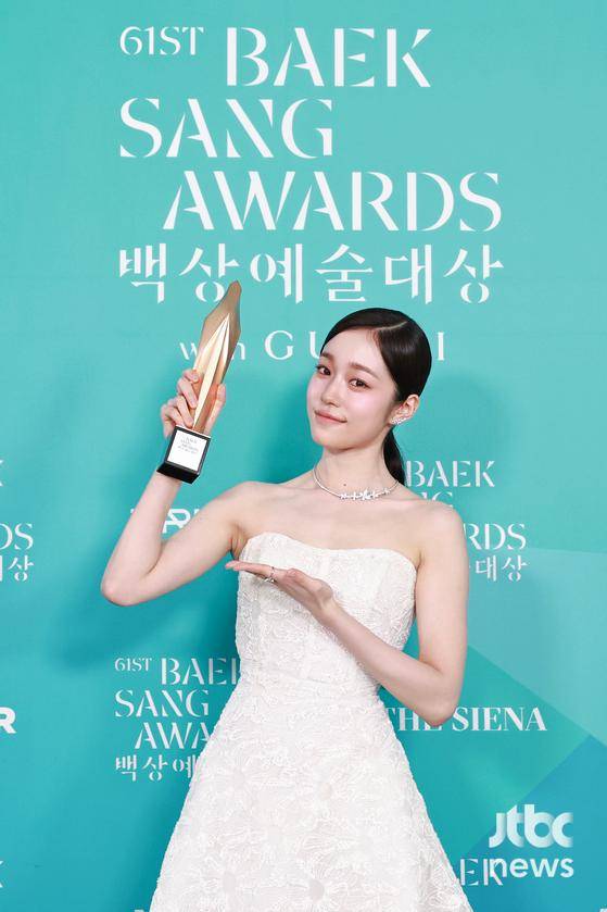 5일 오후 서울 강남구 코엑스 D홀에서 열린 '제61회 백상예술대상 with 구찌'의 부문별 수상자들이 백스테이지에서 트로피 세리머니를 하고 있다. 박세완 엔터뉴스팀 기자 park.sewan@jtbc.co.kr