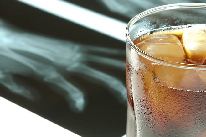 탄산음료에 함유된 탄산가스는 뼈를 손상시키지 않는다. 그렇다고 탄산음료가 뼈 건강에 좋다는 의미는 물론 아니다. [사진= 게티이미지뱅크]