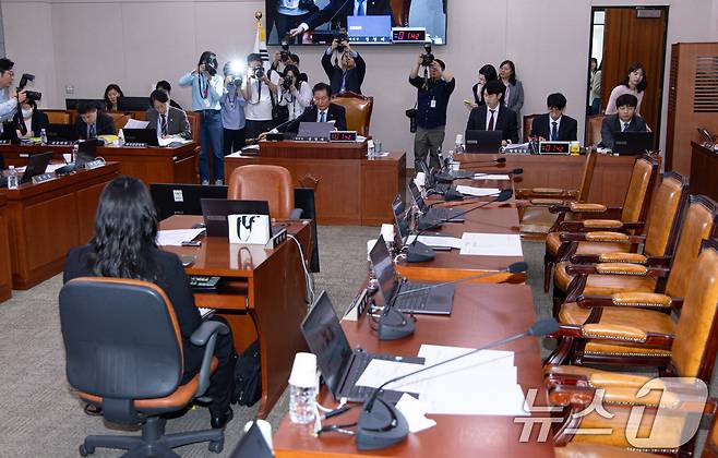 정청래 국회 법제사법위원회 위원장이 7일 오후 서울 여의도 국회에서 열린 법사위 전체회의에서 의사봉을 두드리고 있다. 이날 국민의힘 법사위원들은 '대통령 당선시 재판 정지법' 상정을 앞두고 퇴장했다. 2025.5.7/뉴스1 ⓒ News1 이재명 기자