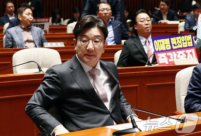 국민의힘 권성동 원내대표가 7일 오후 서울 여의도 국회에서 열린 의원총회에 굳은 표정으로 자리하고 있다. 2025.5.7/뉴스1 ⓒ News1 김민지 기자