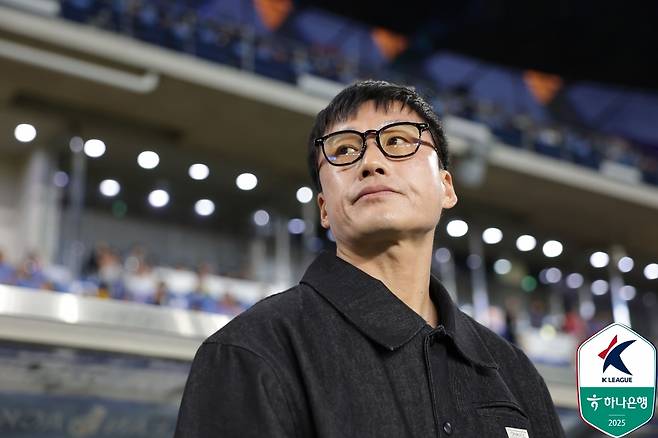 이정효 감독이 또 논란의 중심에 섰다. 관중들 앞에서 소속팀 선수에게 폭력적인 행동을 가했는데, 있을 수 없는 일이다. (한국프로축구연맹 제공)
