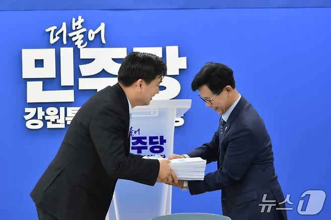 김한근 전 강원 강릉시장이 지난 7일 더불어민주당 강원도당 회의실에서 열린 입당환영식에서 김도균 도당위원장으로부터 축하를 받고 있다.(더불어민주당 강원도당 제공, 재판매 및 DB 금지) 2025.5.8/뉴스1