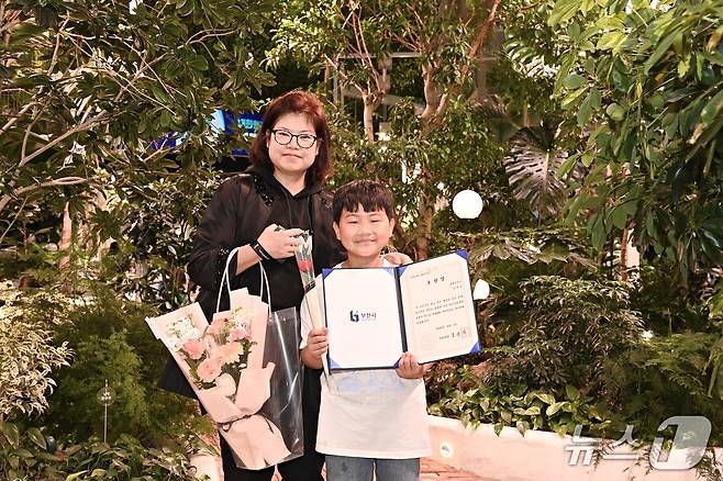 박금옥 씨와 그의 아들 정태운 군(경기 부천시 제공.재판매 및 DB금지)