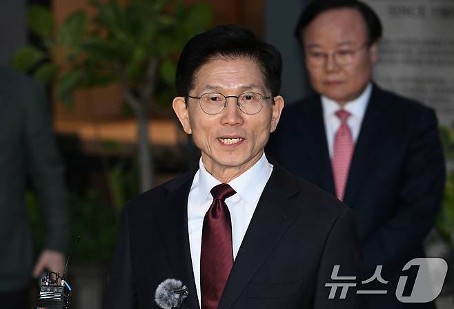 김문수 국민의힘 대선 후보가 7일 서울 종로구의 한 식당에서 한덕수 무소속 대선 예비후보와의 단일화 관련 회동을 마친 후 입장을 밝히고 있다. (공동취재) 2025.5.7/뉴스1 ⓒ News1 오대일 기자