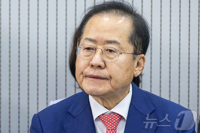 홍준표 후보가 지난 4월 29일 제21대 대통령후보자 국민의힘 3차 경선 진출자 발표를 기다리고 있는 모습. 2025.4.29/뉴스1 ⓒ News1 국회사진취재단