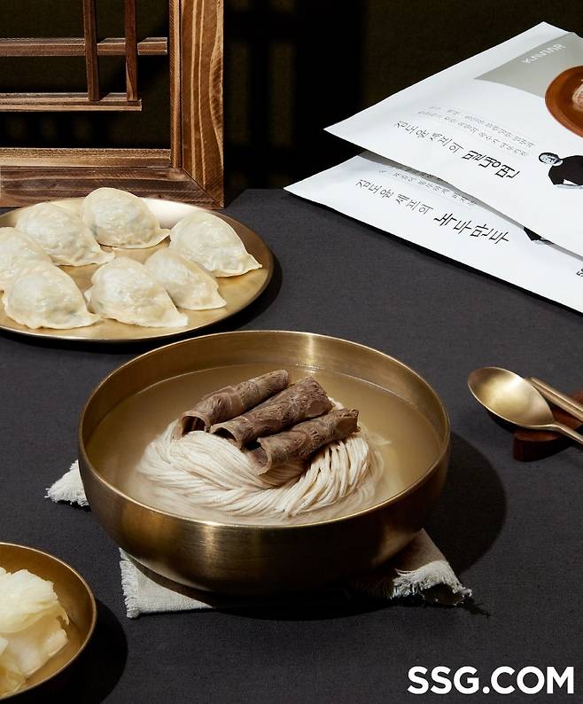 김도윤 셰프와 협업해 출시한 밀냉면, 녹두만두(SSG닷컴 제공)