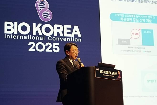 AI 기반 신약개발 세션에서 발표 중인 남기엽 신약개발총괄사장(CTO)(파로스아이바이오 제)