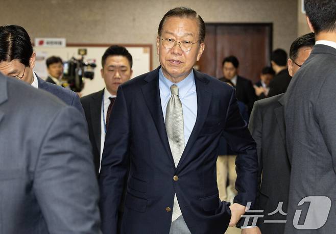 권영세 국민의힘 비상대책위원장이 7일 오후 서울 여의도 국회에서 열린 비상대책위원회의·선거관리위원회의를 마친 후 회의장을 나서고 있다. 2025.5.7/뉴스1 ⓒ News1 이재명 기자